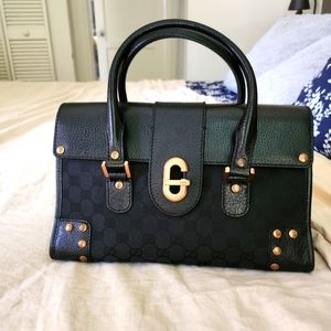 Black gucci hand bag.